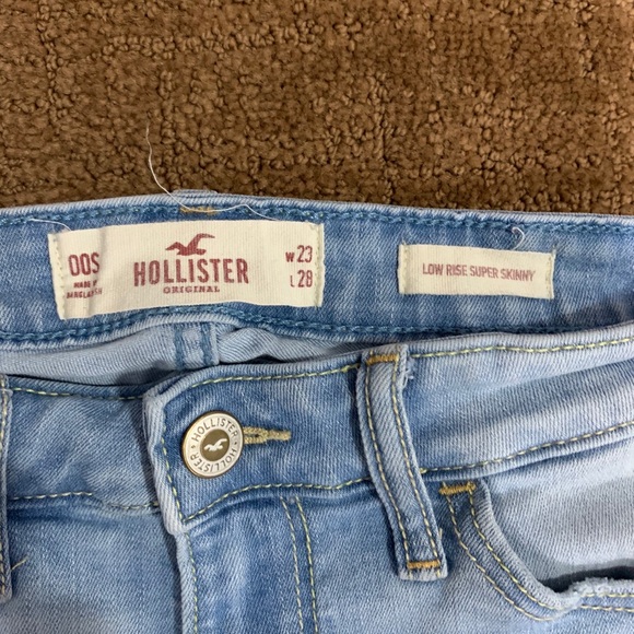 Hollister light washed, lightly ripped jeans - Picture 3 of 4